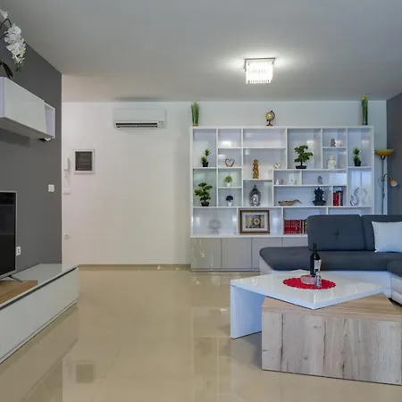 David With Private Pool Apartment