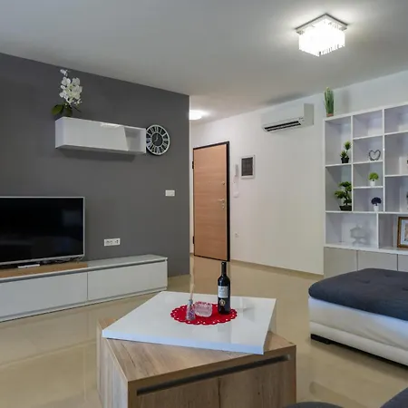David With Private Pool Apartment